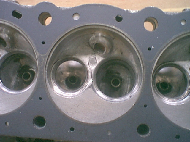 Unshrouded chamber within headgasket